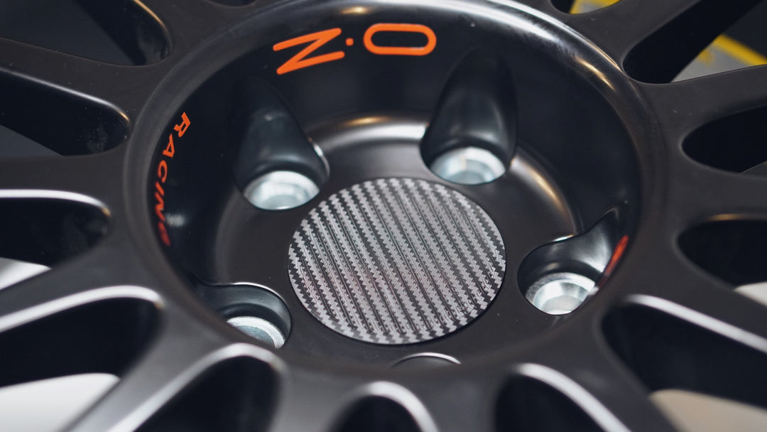 Carbon look wheel center caps