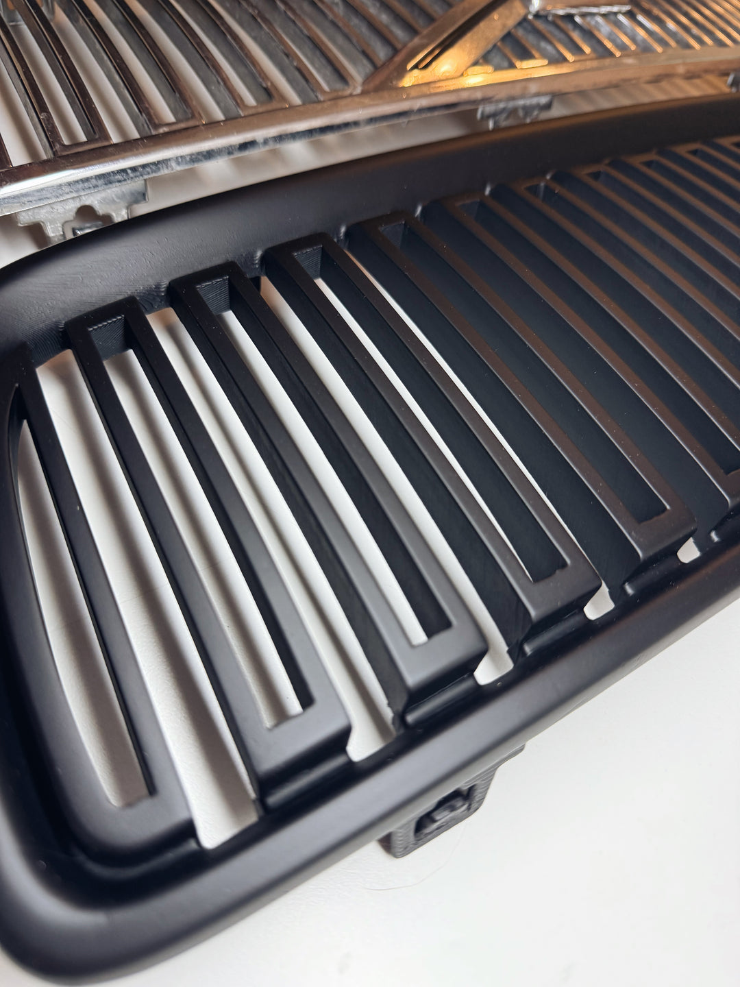 VOLVO V70 2nd generation 00' - 08' Bonnet Grille