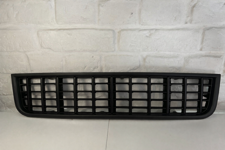 Audi S4 B6 bumper middle grill (8E0 807 647 E 5PV)